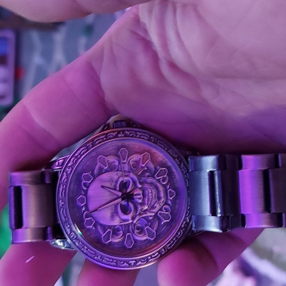 Large / heavy duty stainless steel skull watch. Give grateful dead vibes.